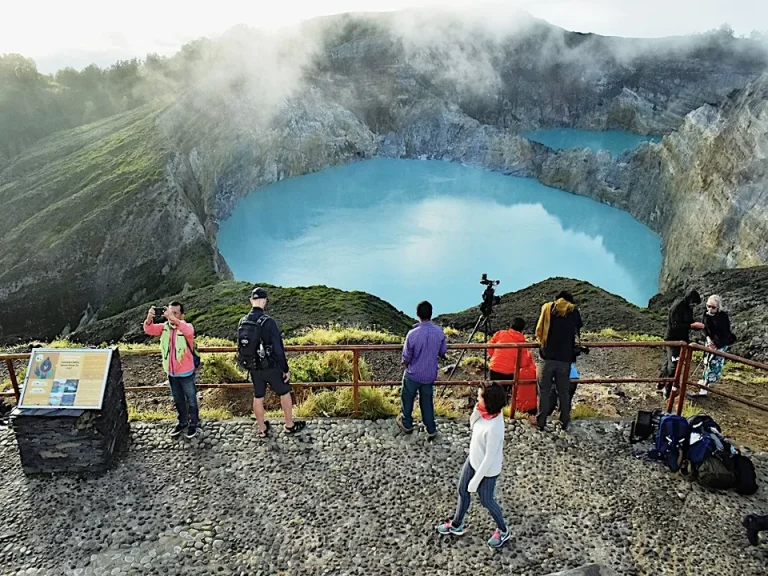 Danau Kelimutu, Keajaiban Tiga Warna di Puncak Flores
